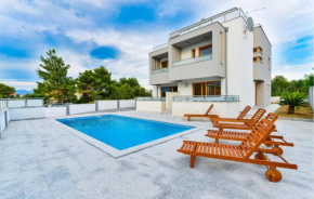 Stunning Home In Zaton